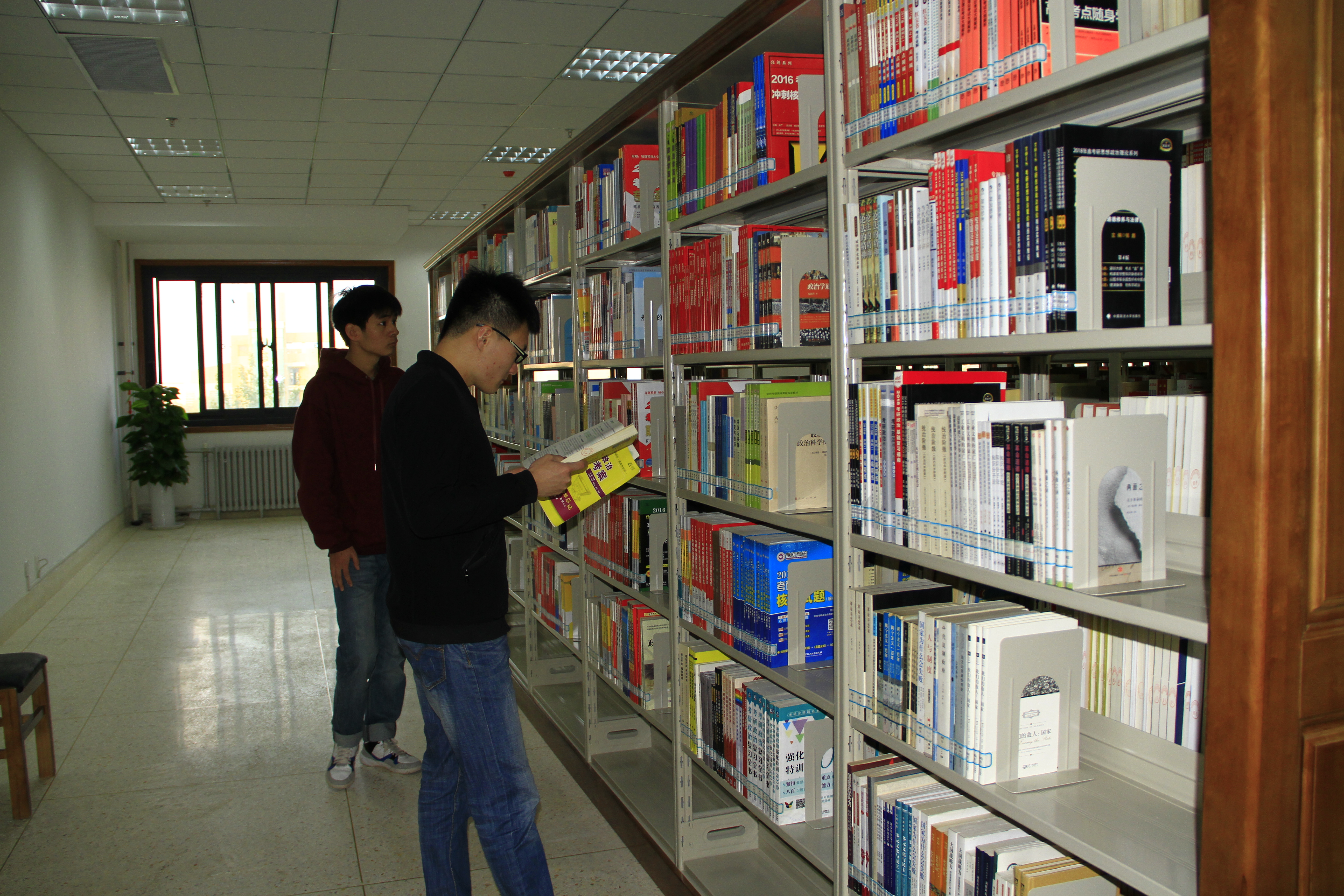 临潼图书馆阅览室